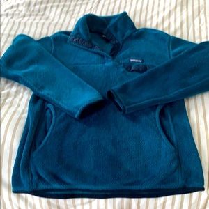Green/blue women’s Patagonia fleece pullover